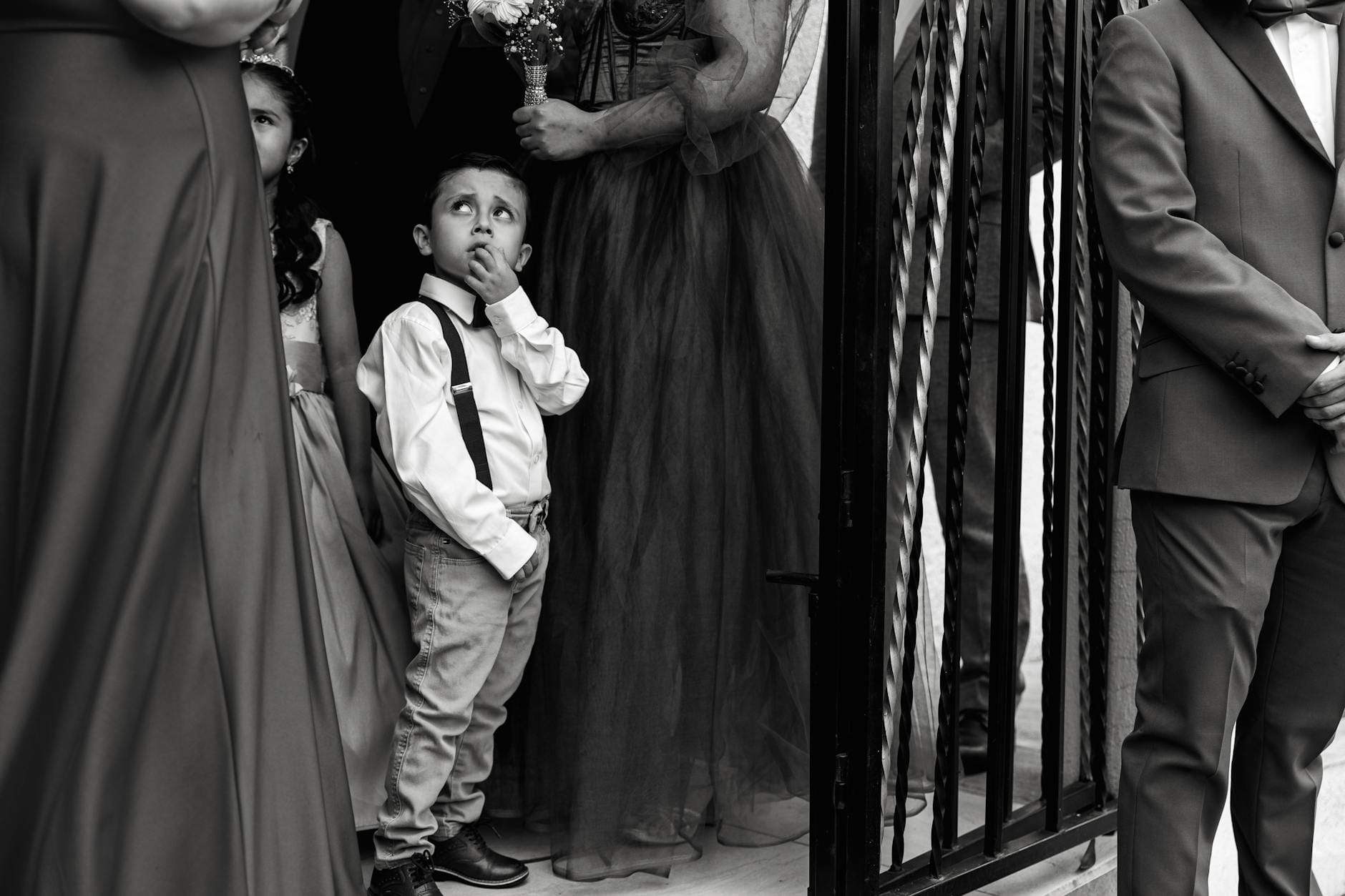 Dzieci i dorośli w zamyśleniu podczas eleganckiego, glamour przyjęcia