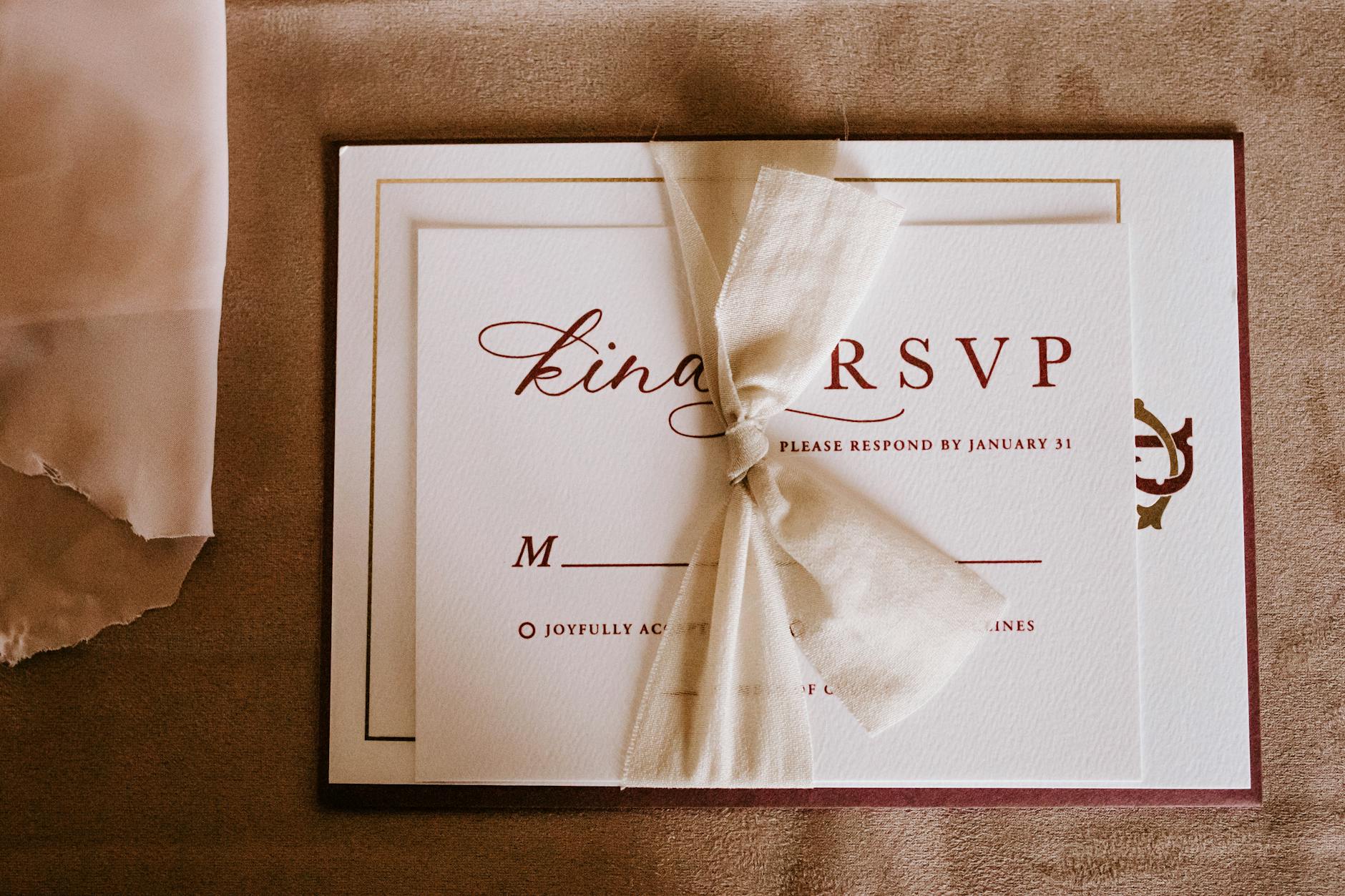 Eleganckie zaproszenie ślubne RSVP z kokardą na papierze w stylu glamour