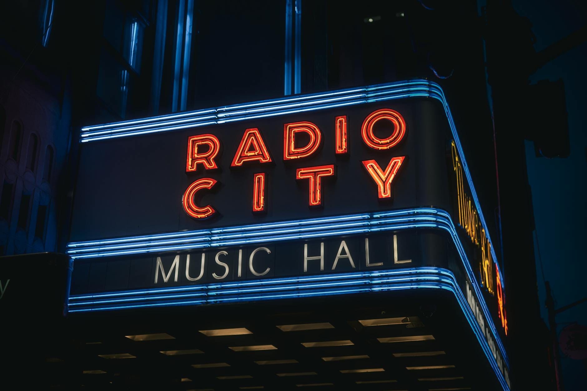 Neonowy szyld Radio City Music Hall nocą w centrum Nowego Jorku