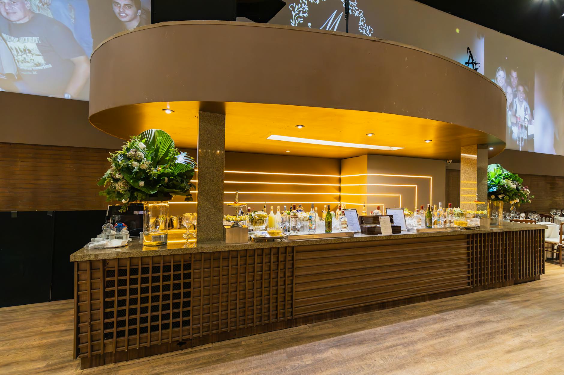 Elegancki weselny bar z alkoholami w stylowej sali bankietowej