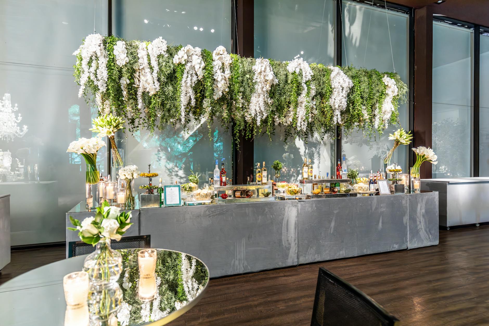 Jasna, elegancka sala weselna z dekoracjami kwiatowymi pod sufitem