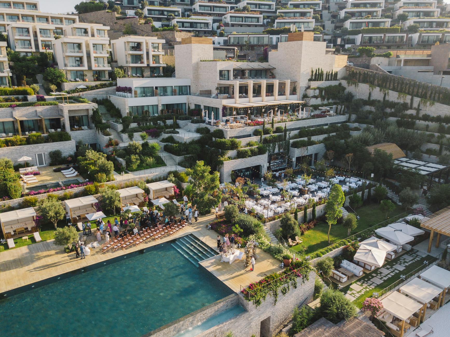 Widok z góry na luksusowy ośrodek na wzgórzu z basenem i ślubem