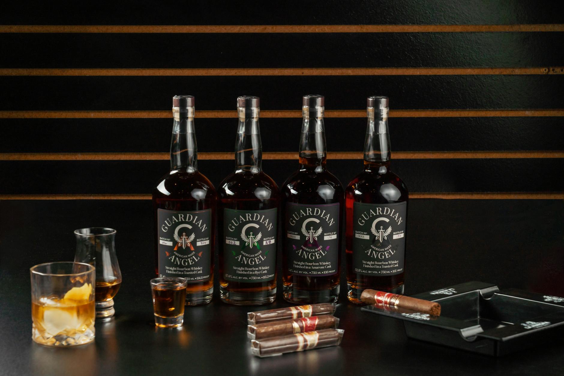 Butelki whisky Guardian Angel i cygara na eleganckim barze weselnym