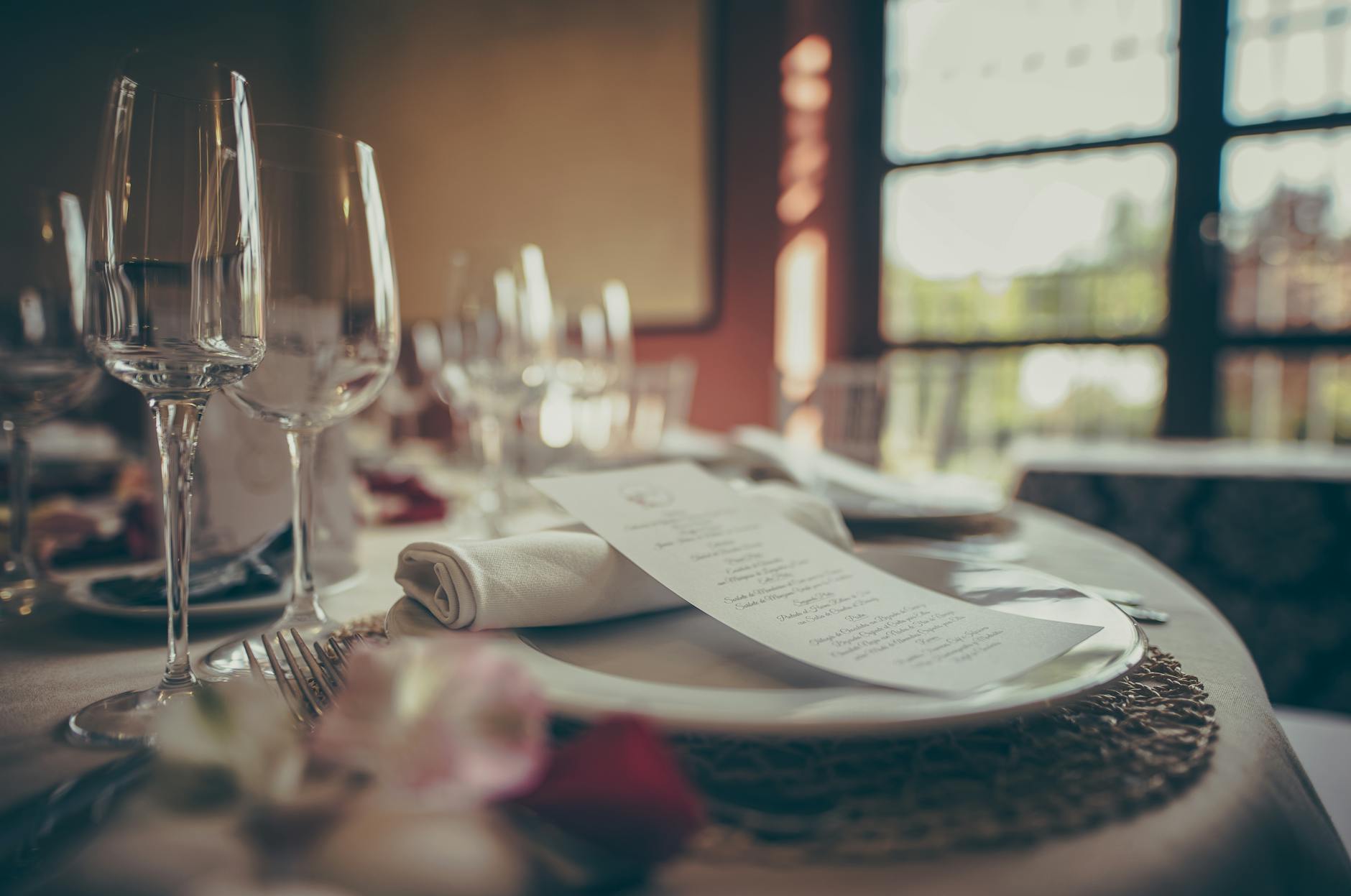 Elegancki stół w restauracji fine dining z menu i nakryciem w ciepłym świetle