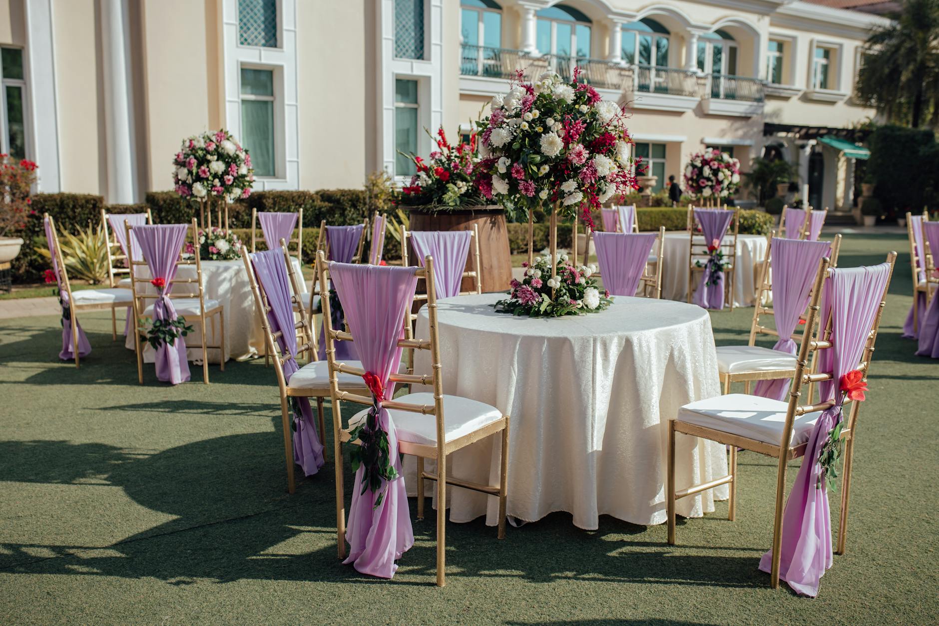 Plenerowa elegancka sala weselna z kwiatami i fioletowymi krzesłami Plenerowa elegancka sala weselna z kwiatami i fioletowymi krzesłami