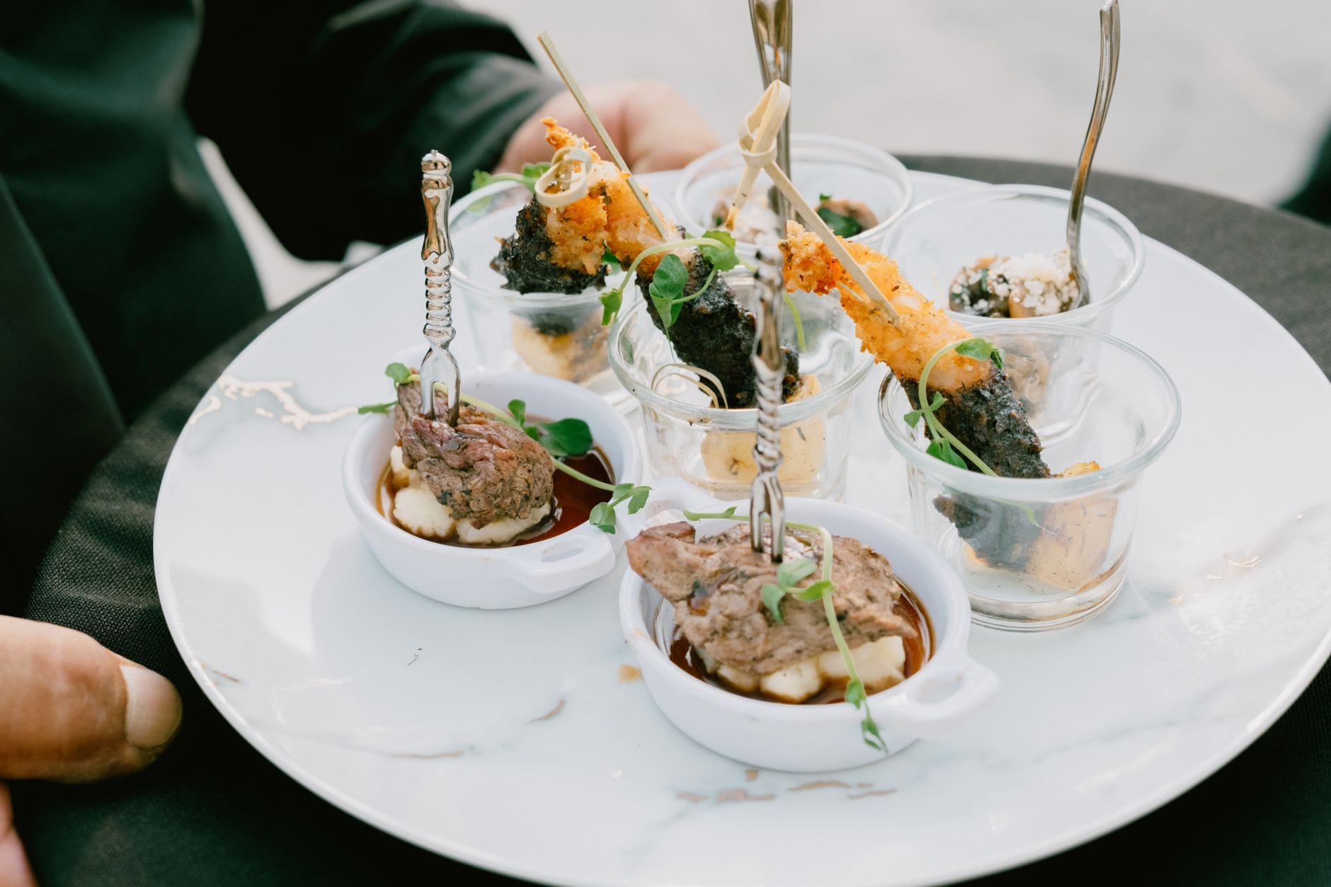 Eleganckie przystawki z mięsem i owocami morza na degustacji weselnego menu