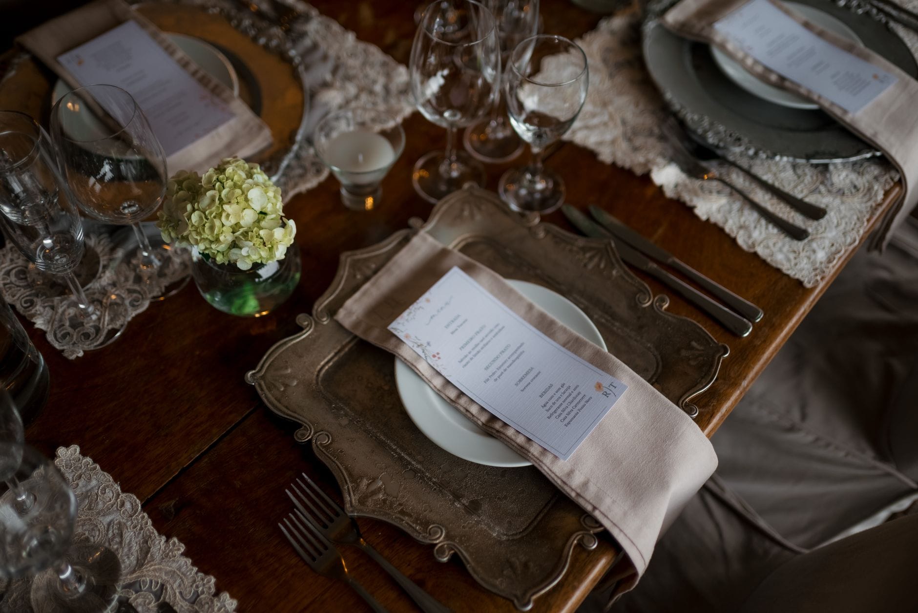 Elegancko nakryty stół weselny z kartami menu i kwiatową dekoracją Elegancko nakryty stół weselny z kartami menu i kwiatową dekoracją