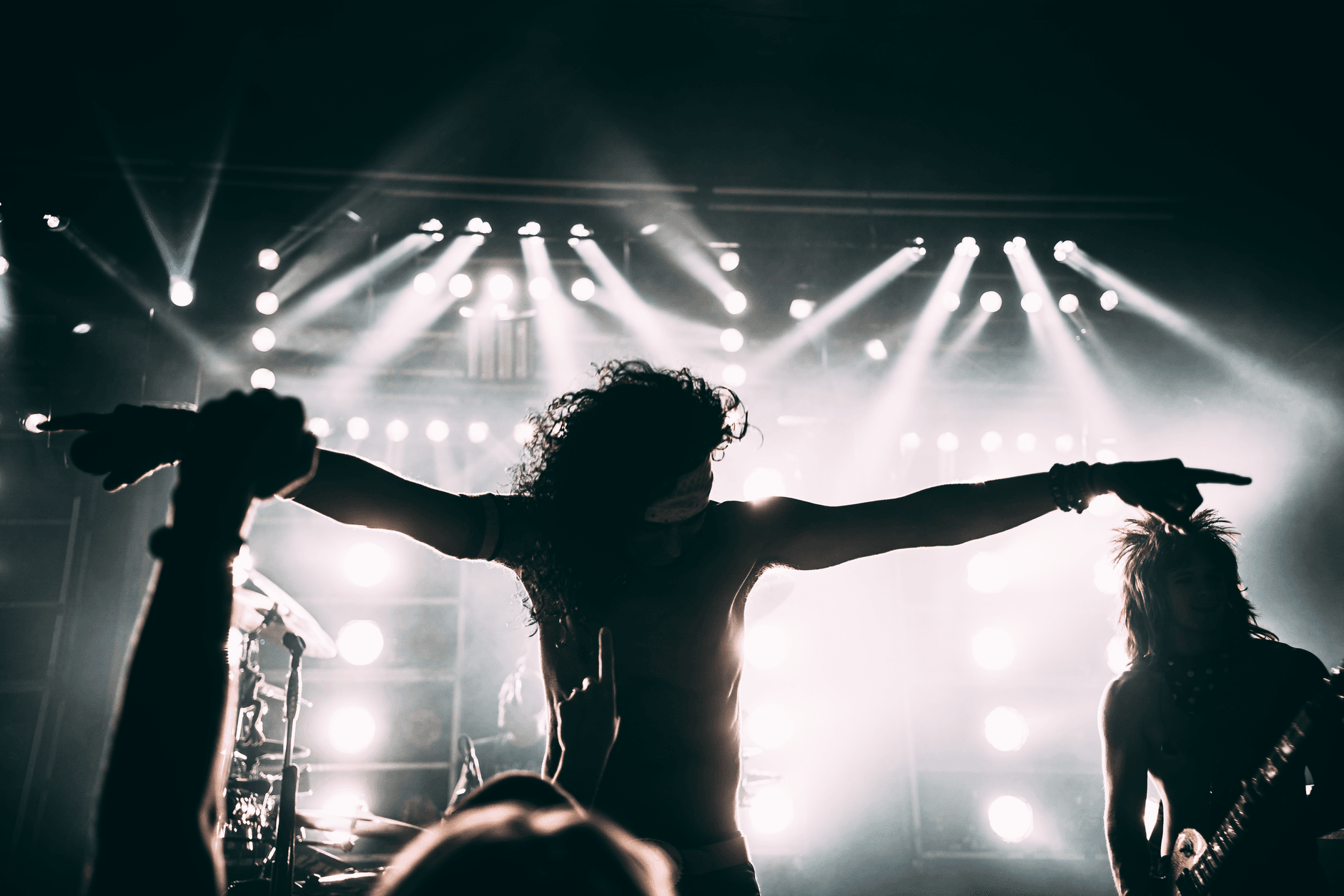 Koncert rockowego zespołu w intensywnych światłach sceny