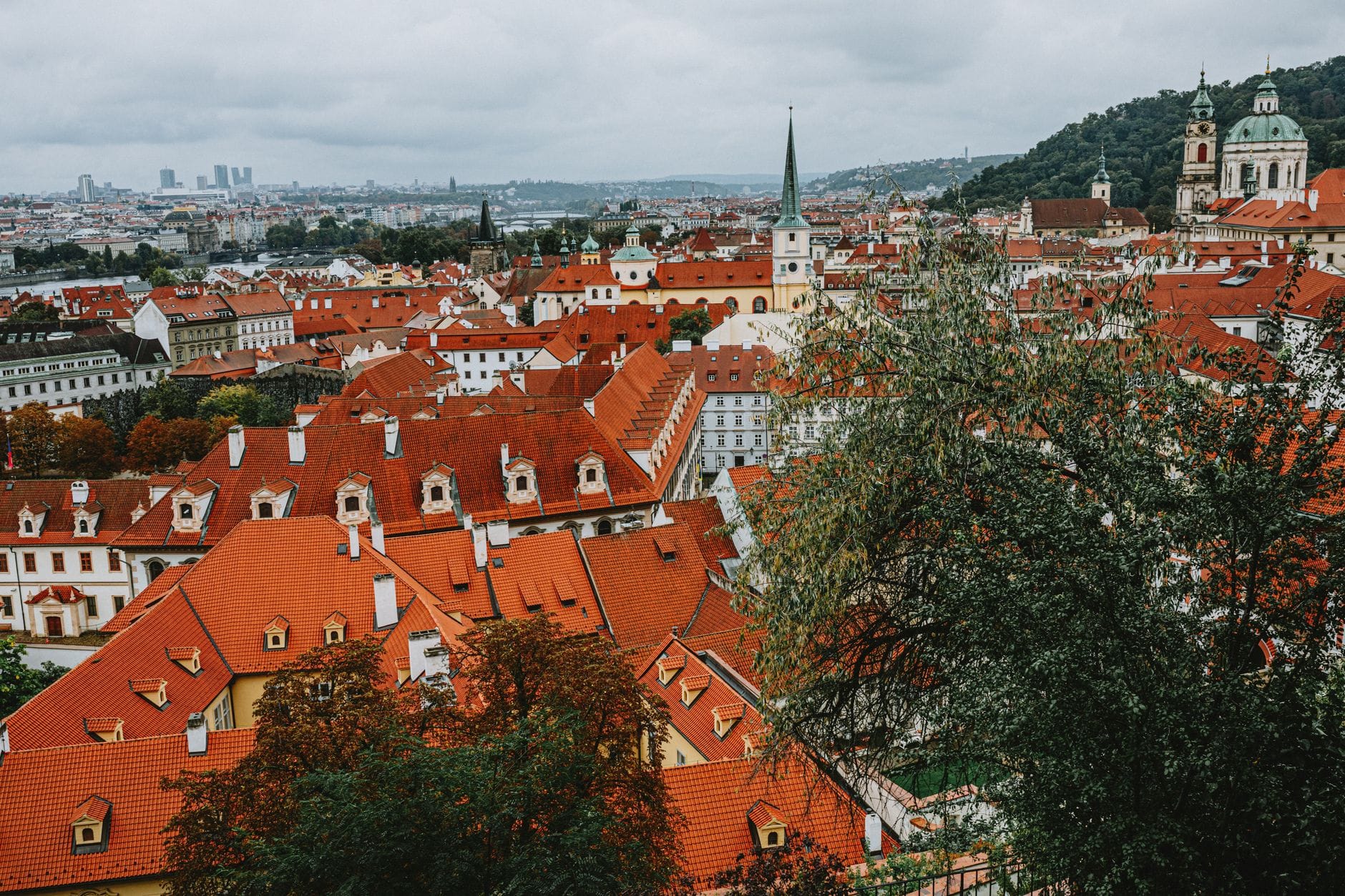 Czerwone dachy i historyczna zabudowa Pragi z lotu ptaka
