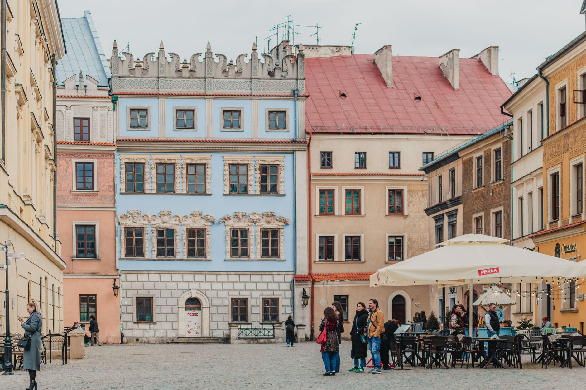 Kolorowy rynek Starego Miasta w Lublinie z kawiarniami plenerowymi