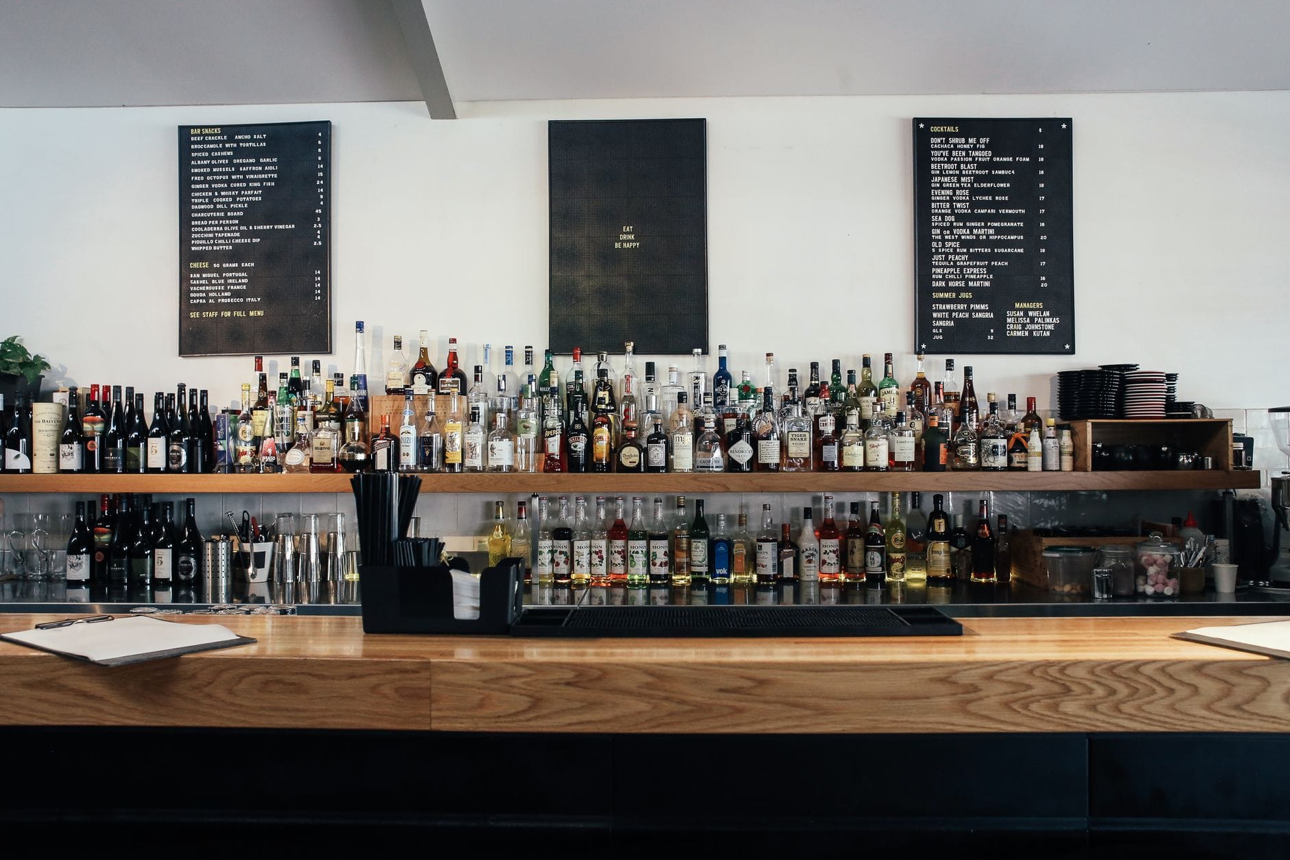 Nowoczesny bar z półkami pełnymi butelek alkoholu