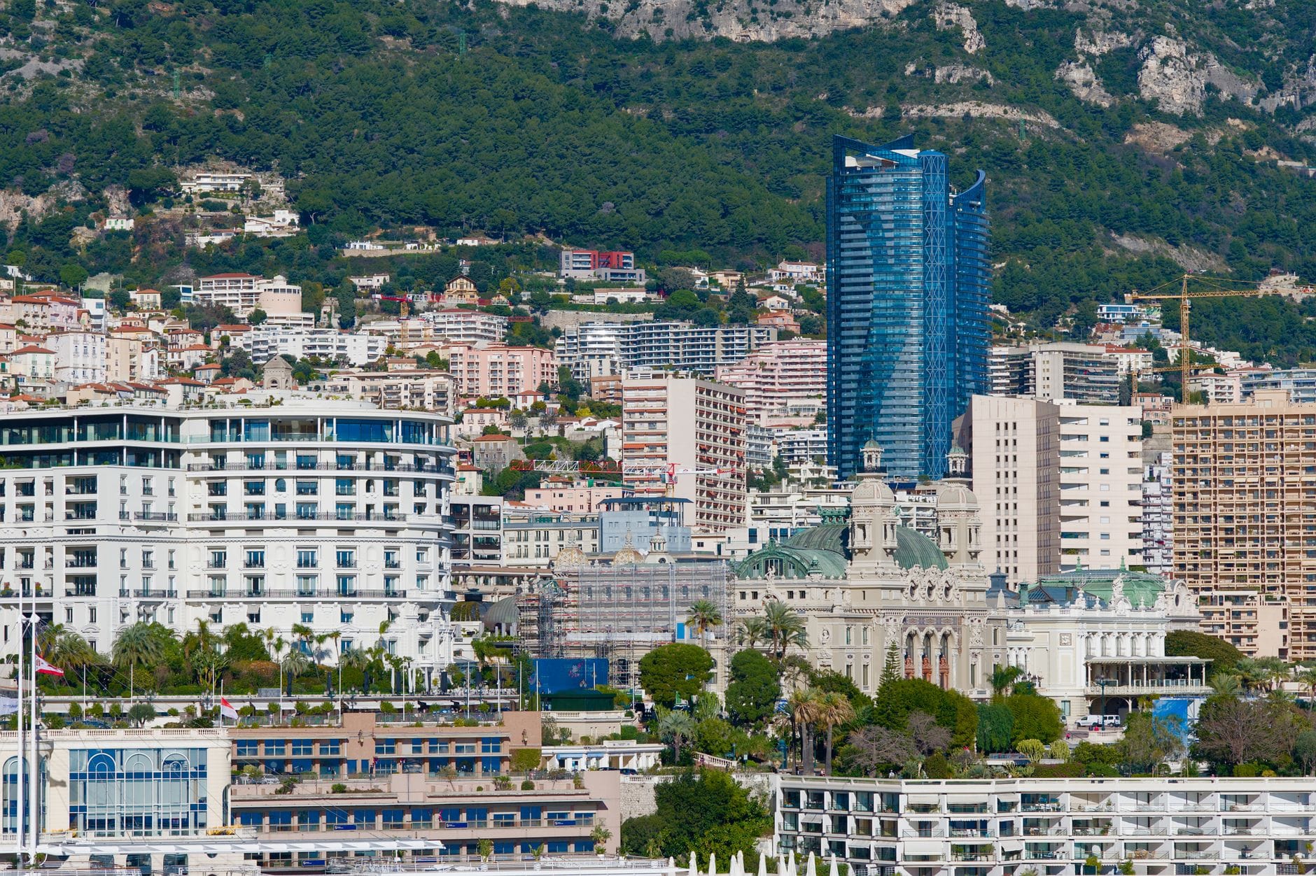 Ogród przy sali weselnej: jak wykorzystać go w stylu Monte Carlo
