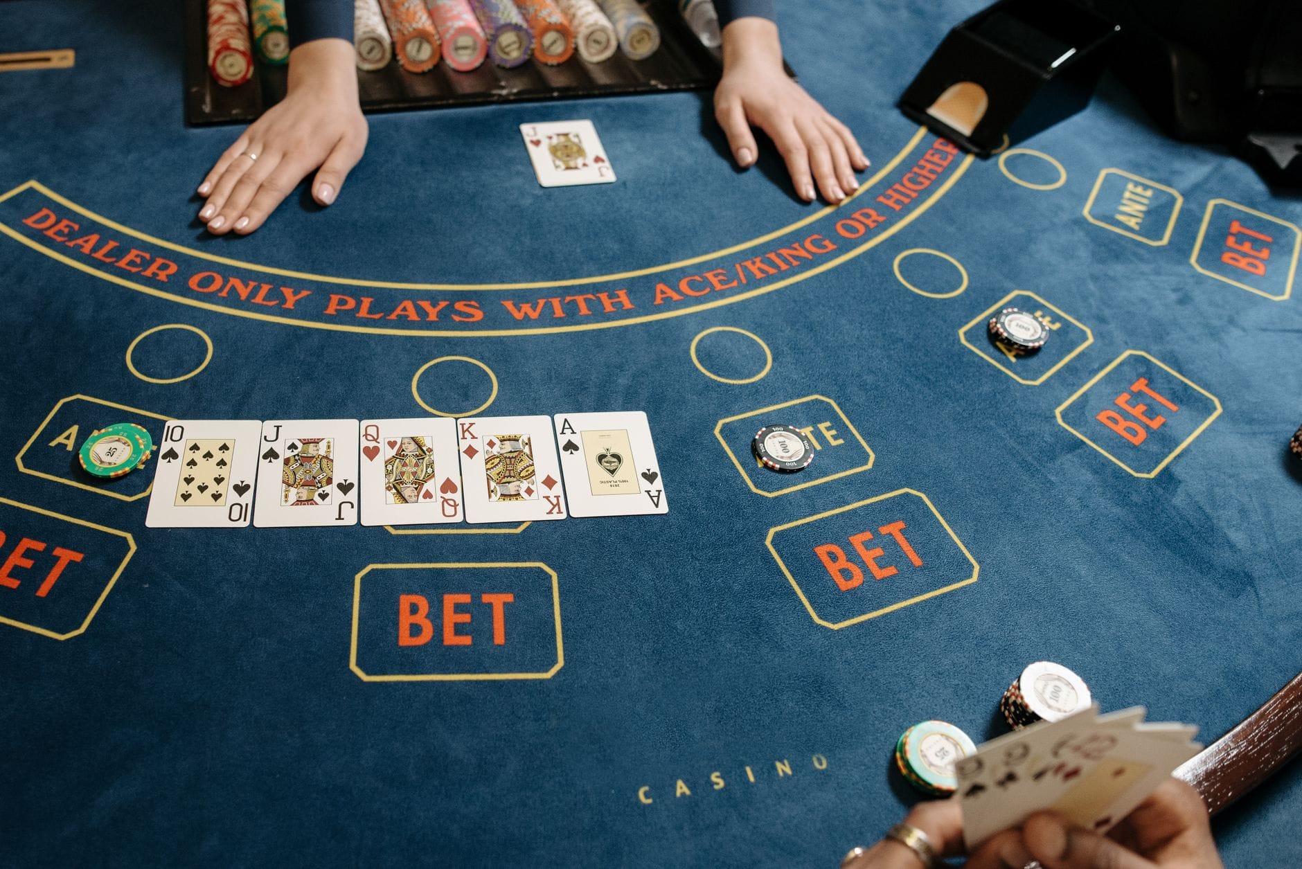 Papeteria w stylu Casino Chic: 10 pomysłów na detale, które robią efekt wow przy wejściu na salę