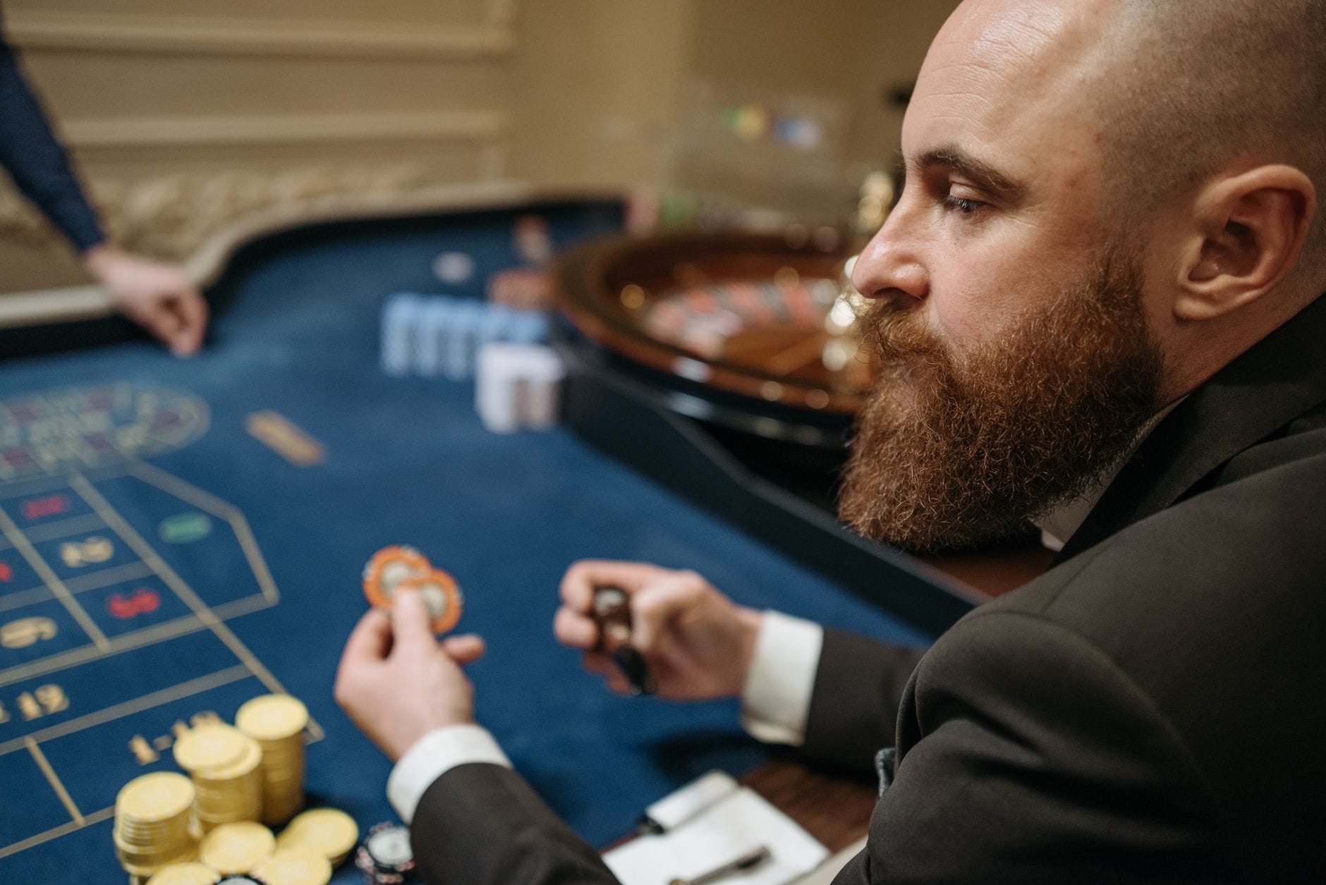 Papeteria w stylu Casino Chic: 10 pomysłów na detale, które robią efekt wow przy wejściu na salę