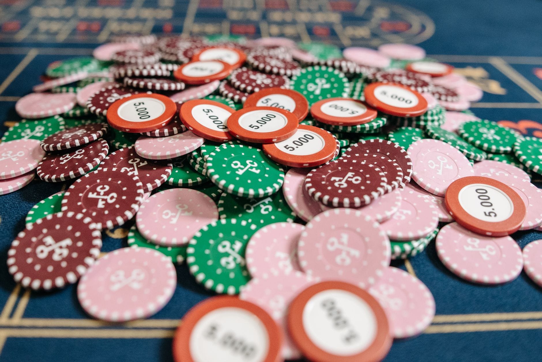 Papeteria w stylu Casino Chic: 10 pomysłów na detale, które robią efekt wow przy wejściu na salę